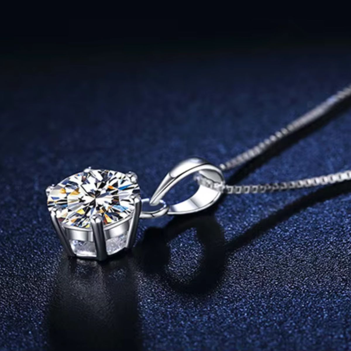 Éclora Round Moissanite Necklace