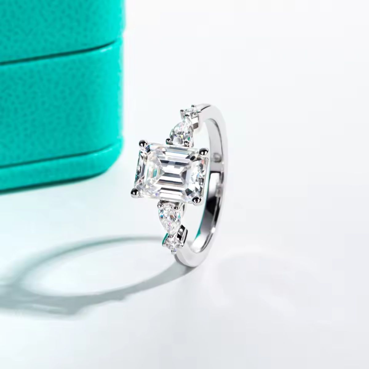 Elaris Emerald Moissanite Ring
