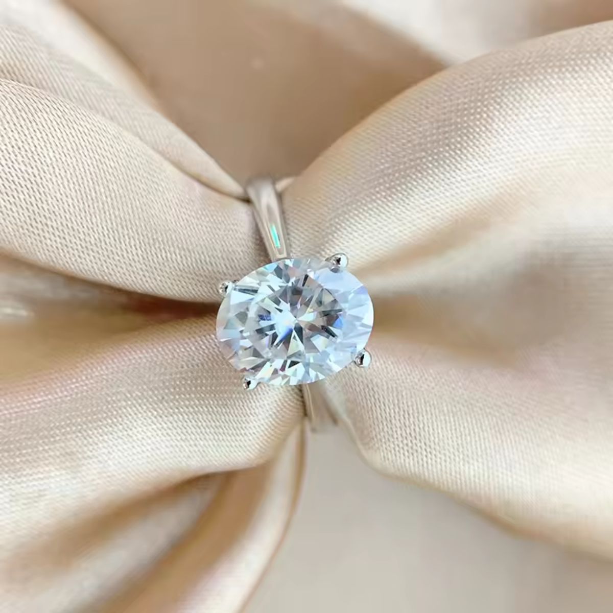 Solté Oval Moissanite Ring