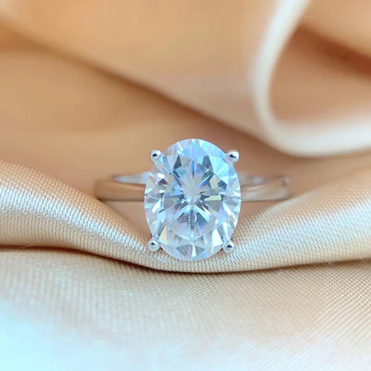 Solté Oval Moissanite Ring
