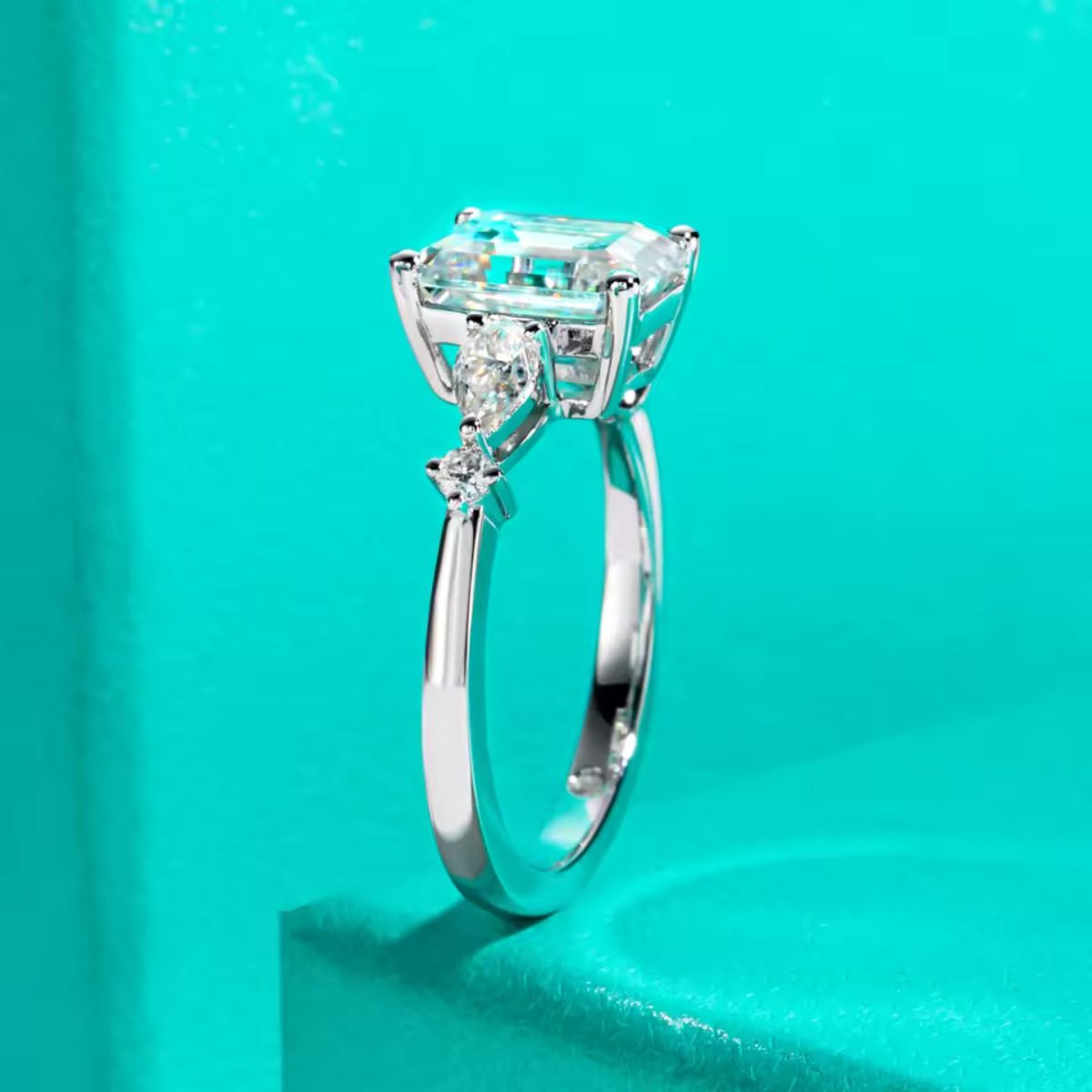 Elaris Emerald Moissanite Ring