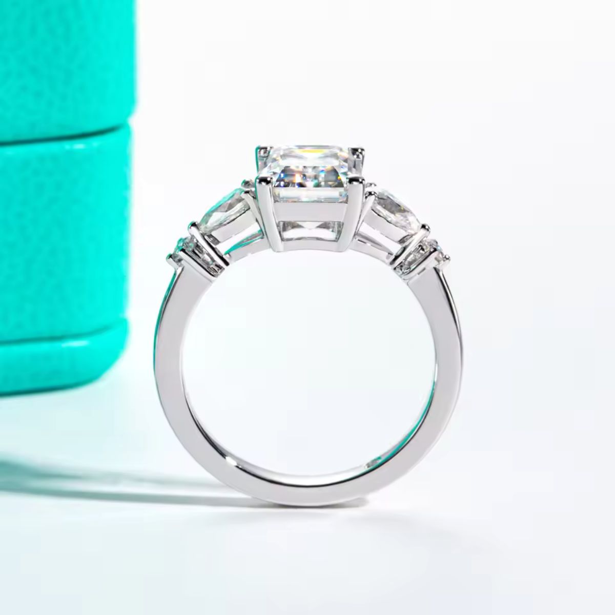 Elaris Emerald Moissanite Ring