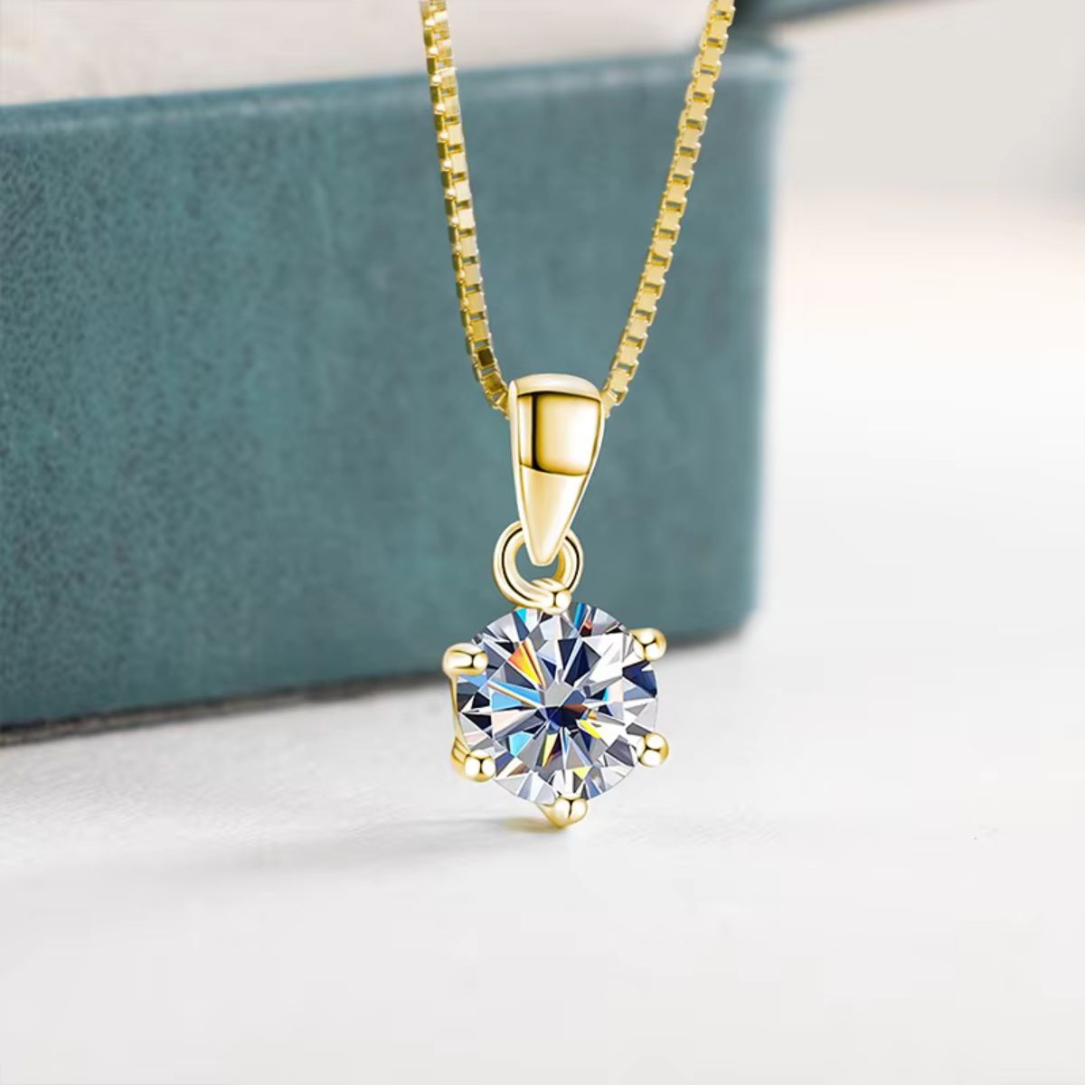 Éclora Round Moissanite Necklace