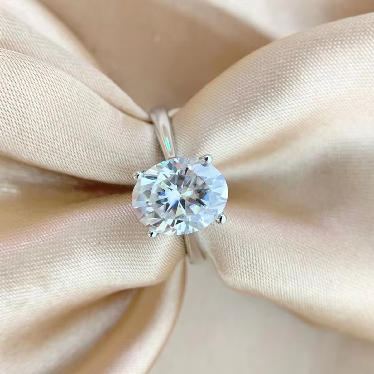 Solté Oval Moissanite Ring