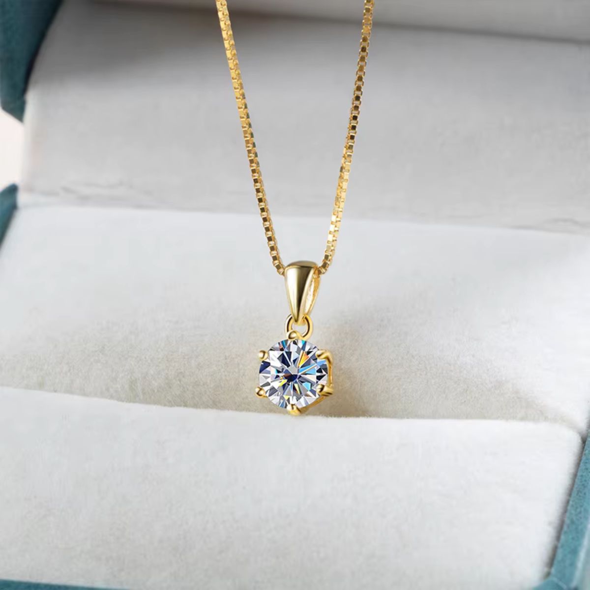 Éclora Round Moissanite Necklace