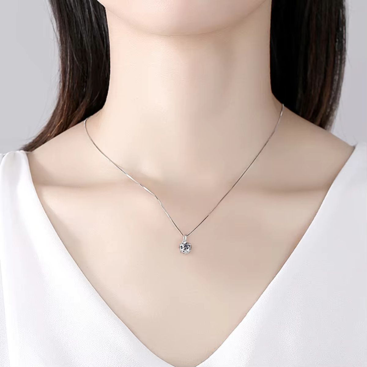 Éclora Round Moissanite Necklace